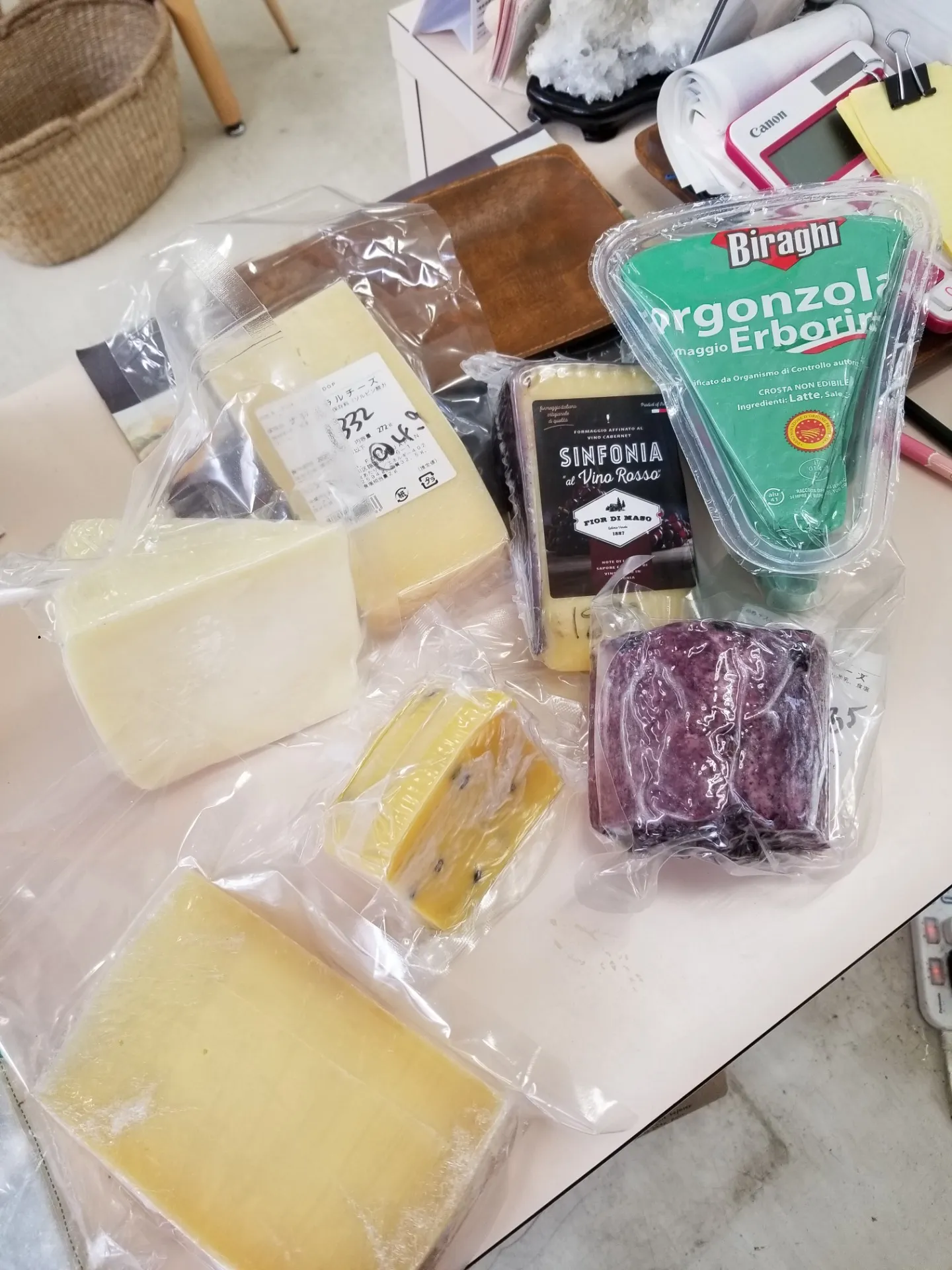 イタリア産チーズ入荷しました